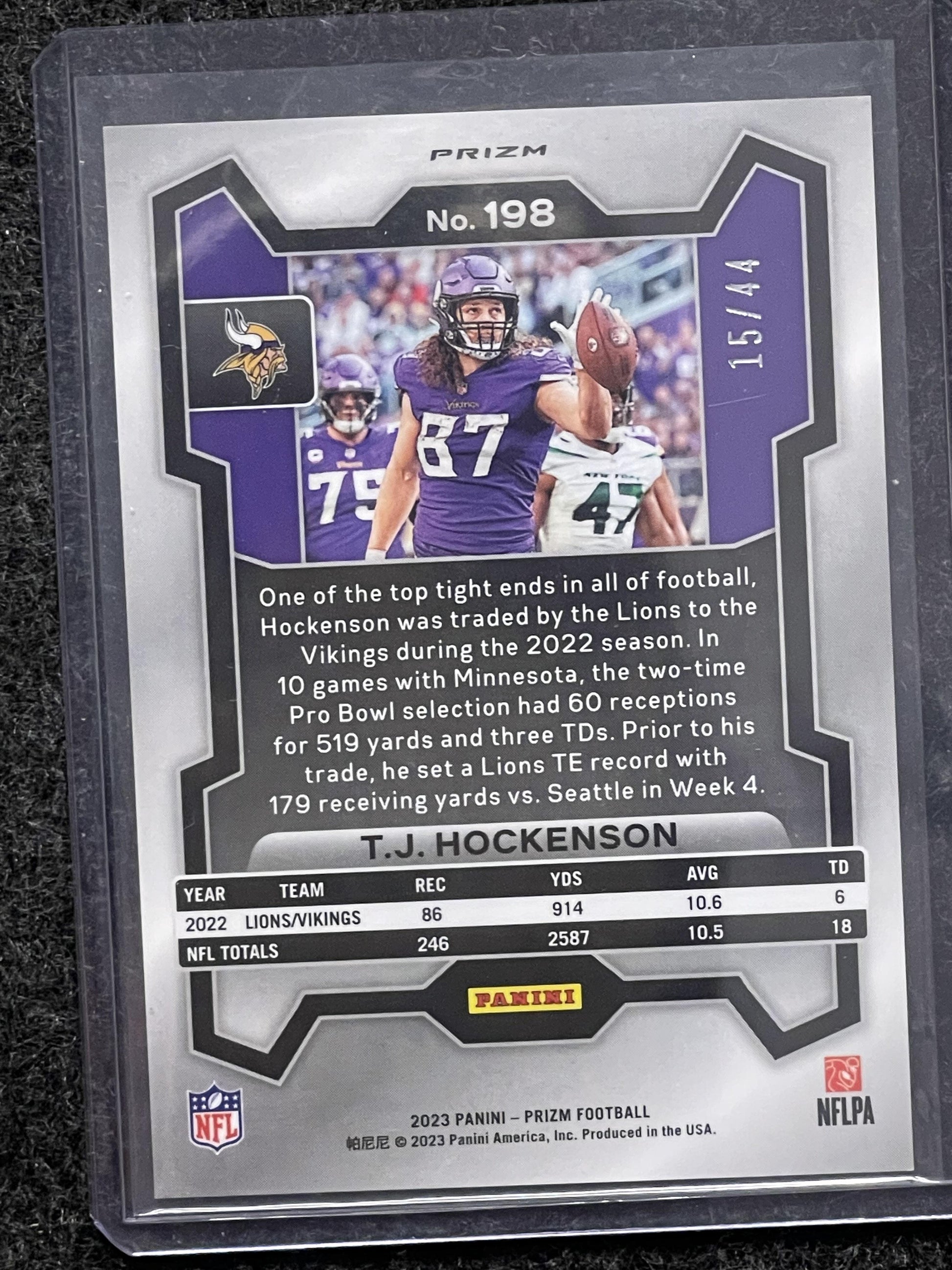 2023 Panini Prizm #198 T.J. Hockenson Red and Yellow #/44 Minnesota Vikings SN