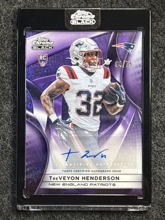 2025 Topps Chrome Black #RAU-THE TreVeyon Henderson Rookie Autographs Purple Mini-Diamond Refractor New England Patriots SN, Auto
