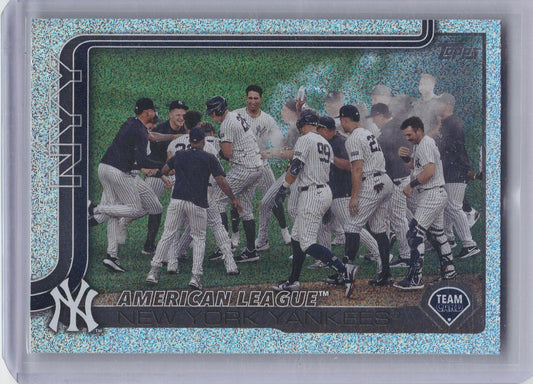 2025 Topps #123 New York Yankees Sandglitter New York Yankees